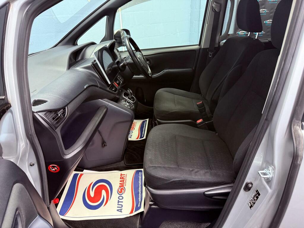 Toyota Noah Esquire Hybrid Black #30