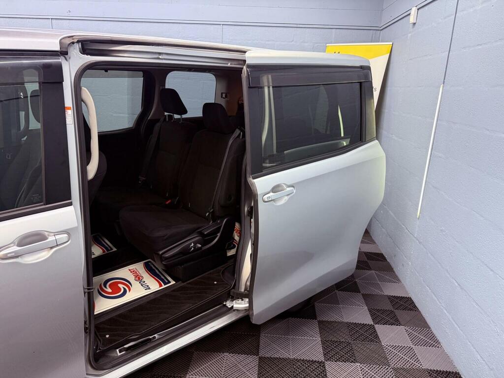 Toyota Noah Esquire Hybrid Black #59
