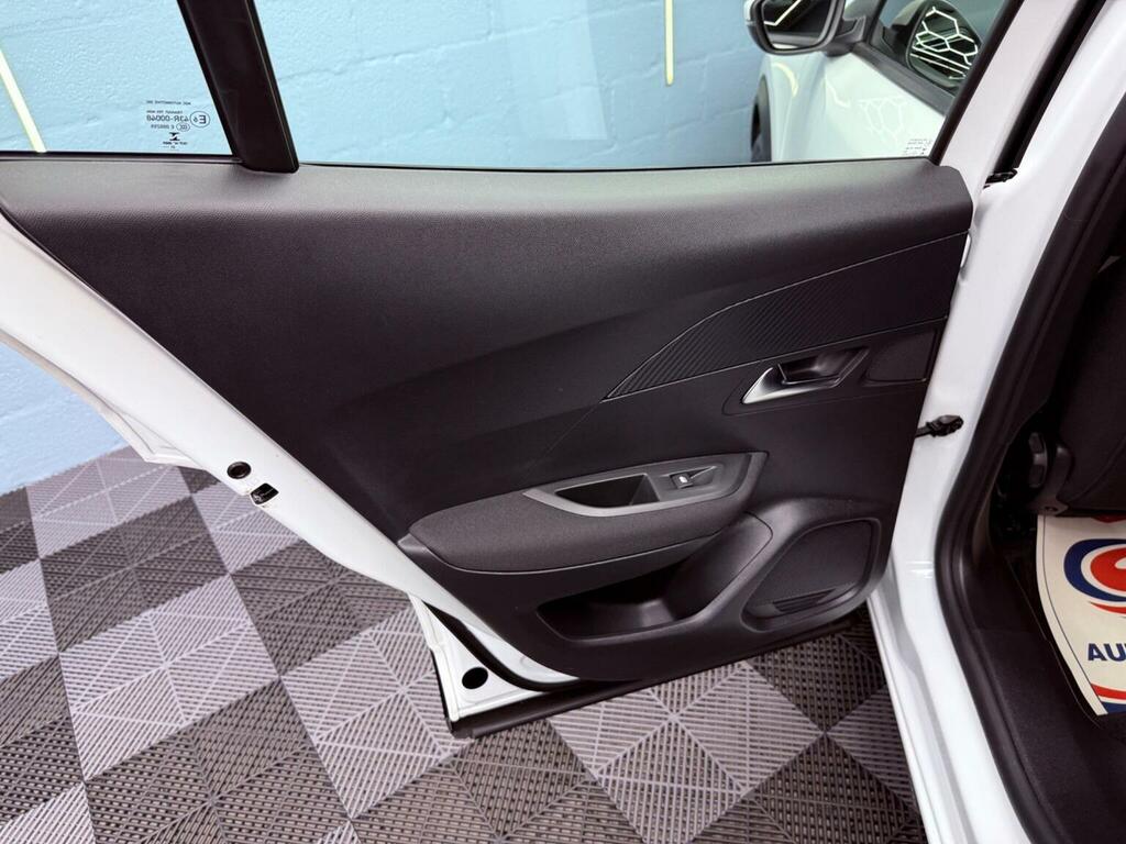 Peugeot 2008 Puretech Gt Premium Suv White #37