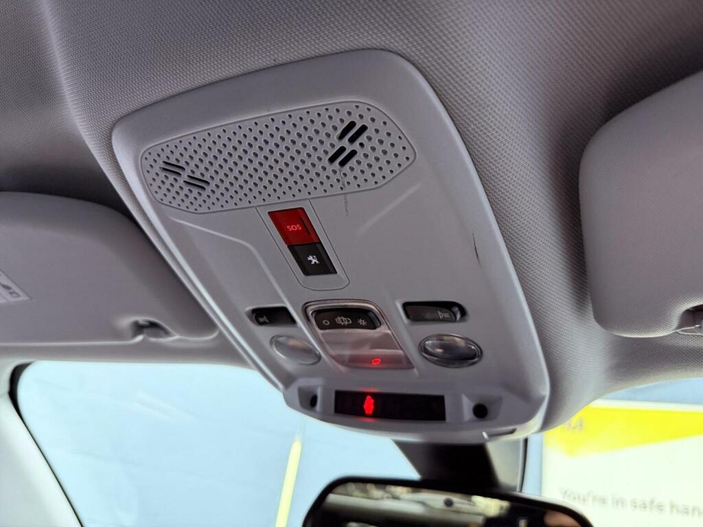 Peugeot 2008 Puretech Gt Premium Suv White #16