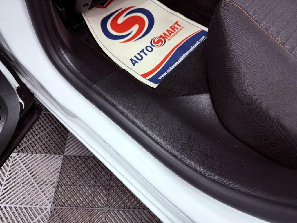 Peugeot 2008 Puretech Gt Premium Suv White #38
