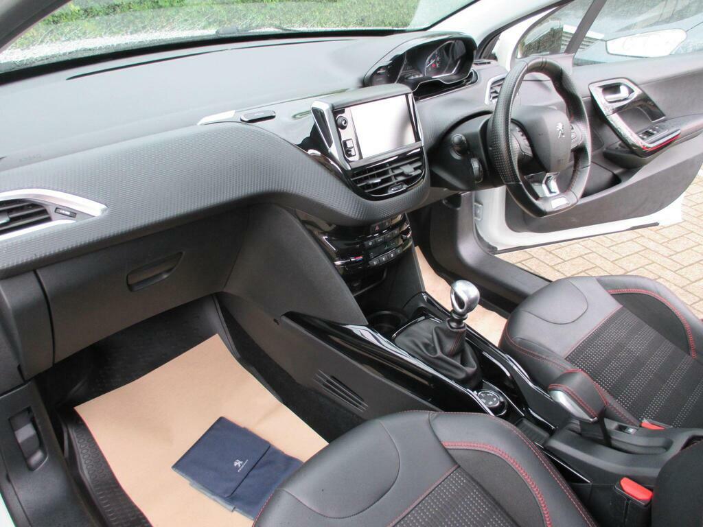 Peugeot 2008 1.2 Puretech Allure Premium Red #17