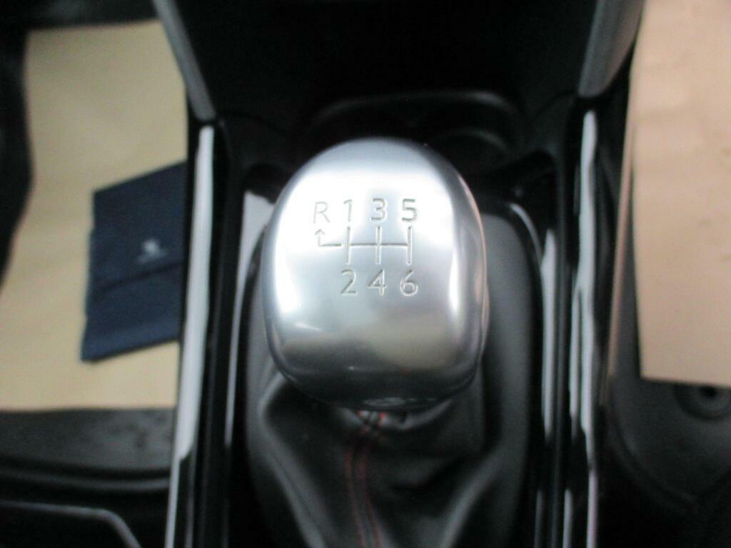 Peugeot 2008 1.2 Puretech Allure Premium Red #23