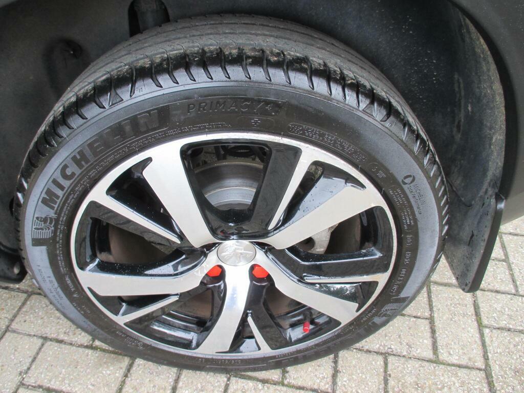 Peugeot 2008 1.2 Puretech Allure Premium Red #13