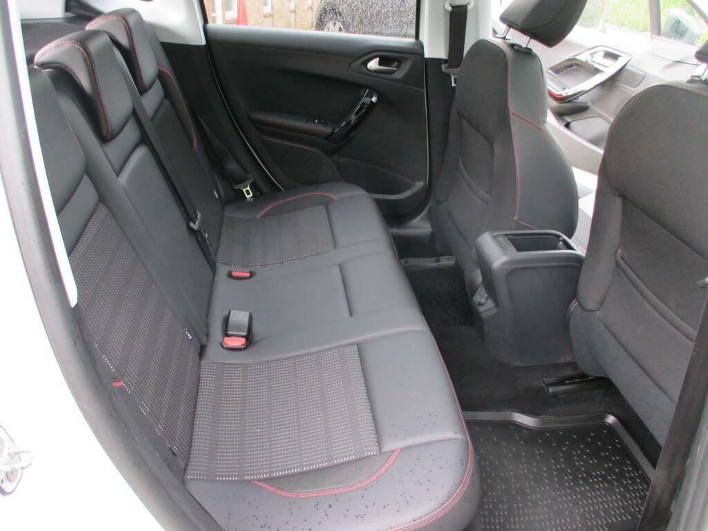 Peugeot 2008 1.2 Puretech Allure Premium Red #30