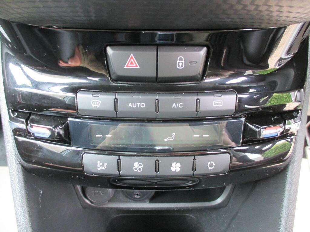 Peugeot 2008 1.2 Puretech Allure Premium Red #22
