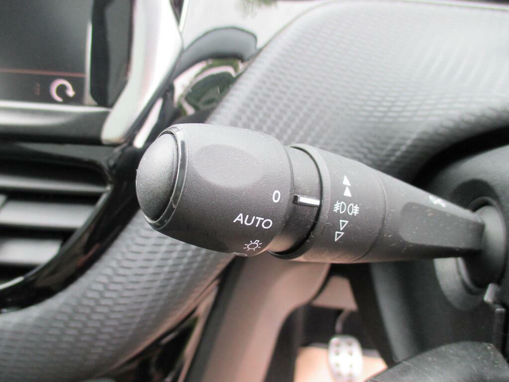 Peugeot 2008 1.2 Puretech Allure Premium Red #35