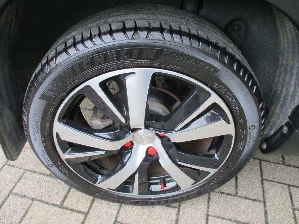 Peugeot 2008 1.2 Puretech Allure Premium Red #12