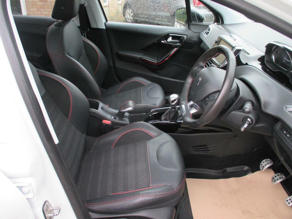 Peugeot 2008 1.2 Puretech Allure Premium Red #25