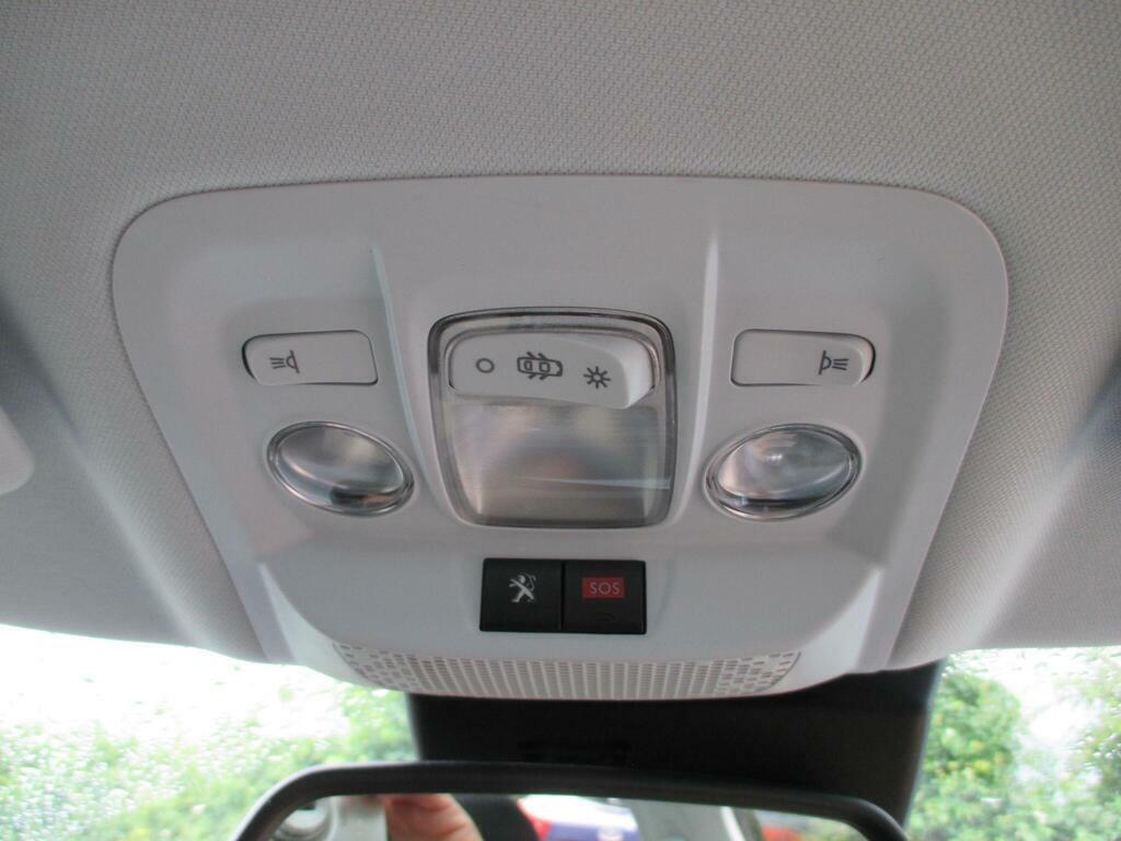 Peugeot 2008 1.2 Puretech Allure Premium Red #46