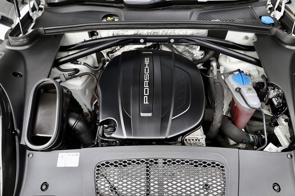 Porsche Macan D S Pdk 5-Door Grey #25