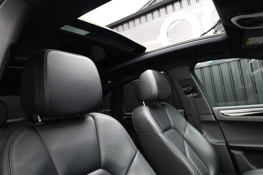 Porsche Macan D S Pdk 5-Door Grey #12