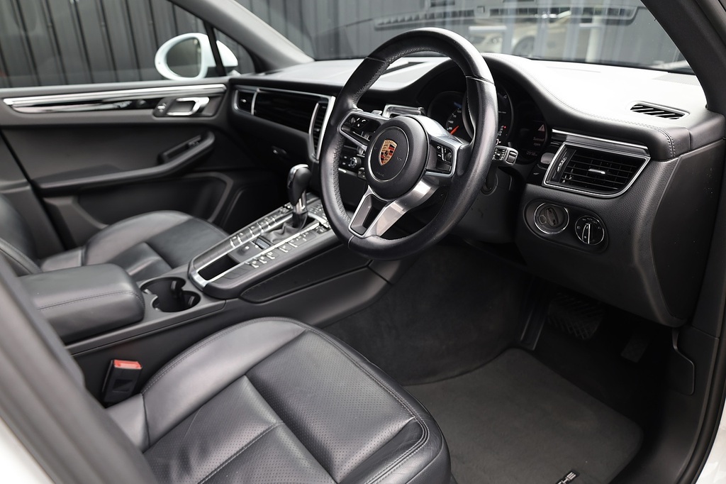 Porsche Macan D S Pdk 5-Door Grey #11