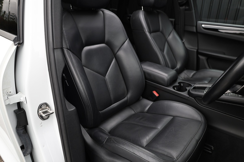 Porsche Macan D S Pdk 5-Door Grey #24
