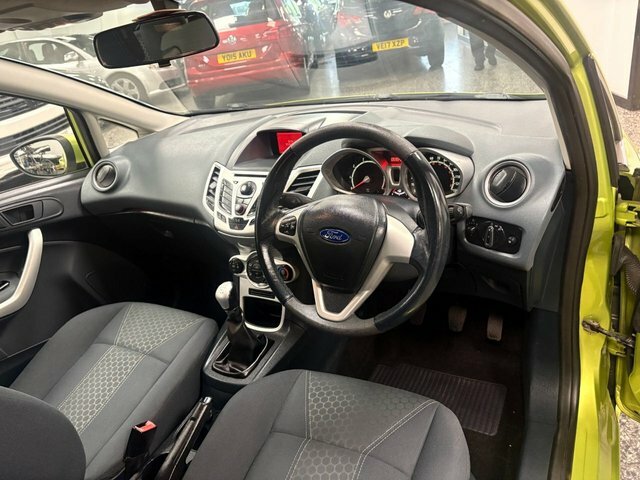 Ford Fiesta 1.25 Zetec Hatchback 129 G Km 8 Green #2