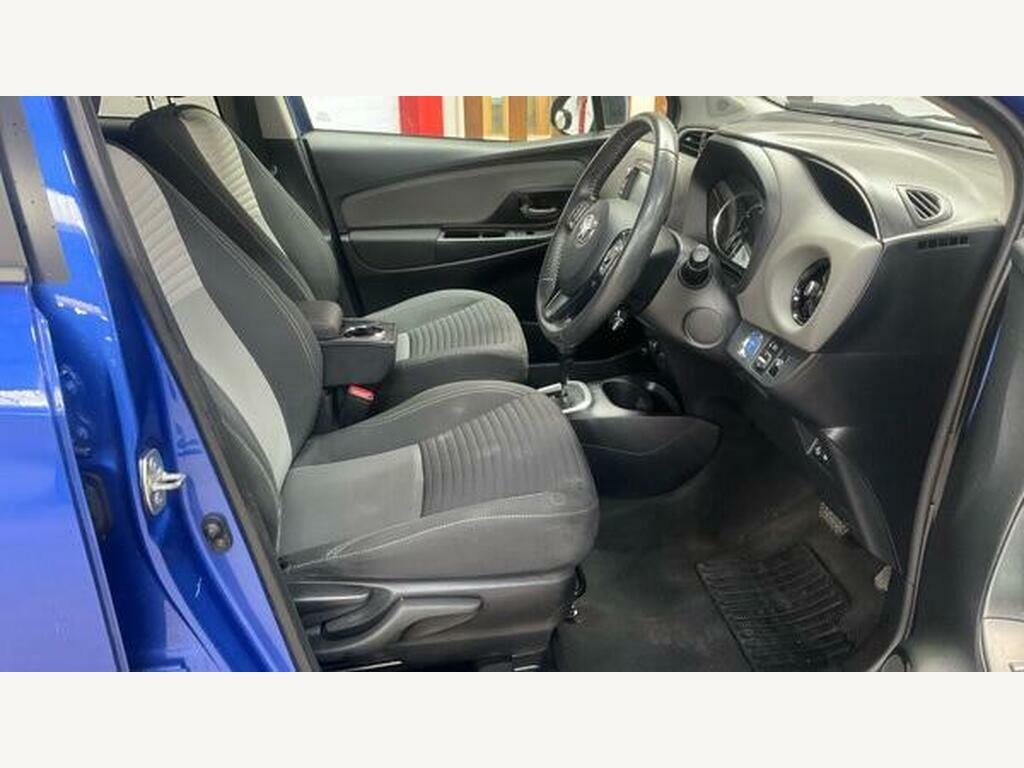 Toyota Yaris Vvt-i Icon Tech Red #11