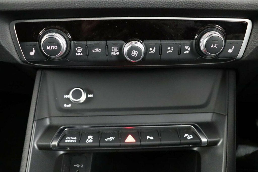 Audi Q3 35 Tfsi Black Edition  #27