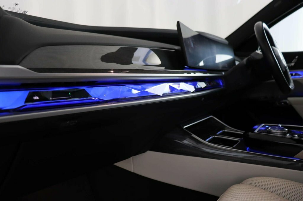 BMW i7 Saloon Black #42