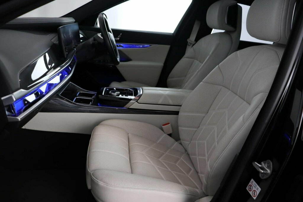 BMW i7 Saloon Black #14