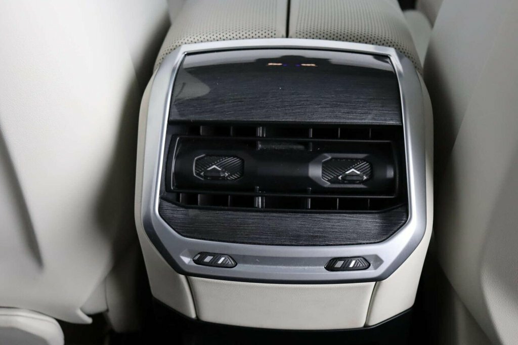 BMW i7 Saloon Black #37