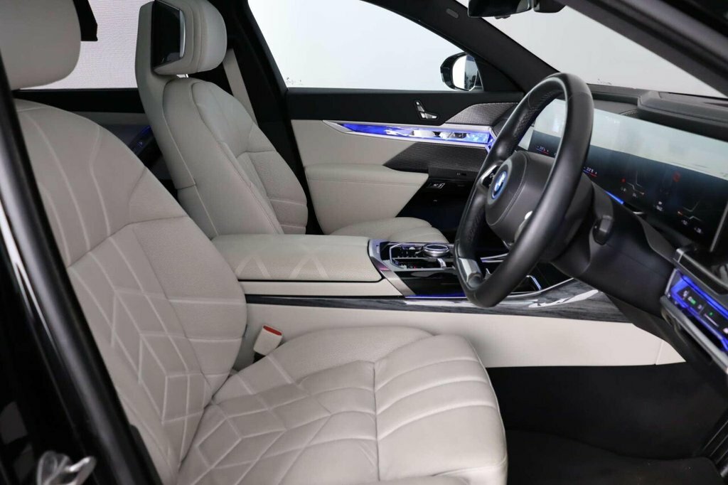 BMW i7 Saloon Black #13