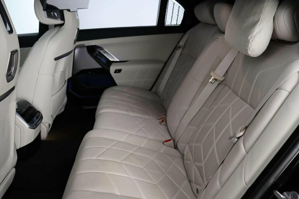 BMW i7 Saloon Black #15
