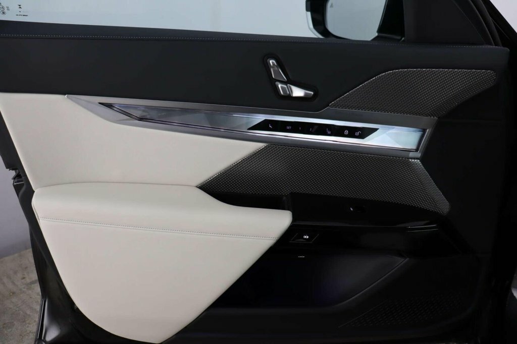 BMW i7 Saloon Black #51