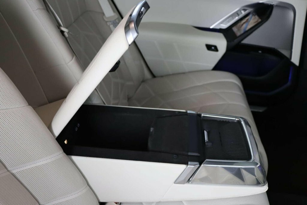 BMW i7 Saloon Black #19