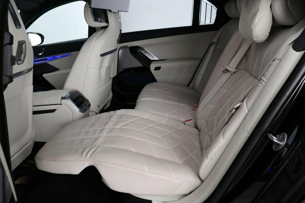 BMW i7 Saloon Black #18