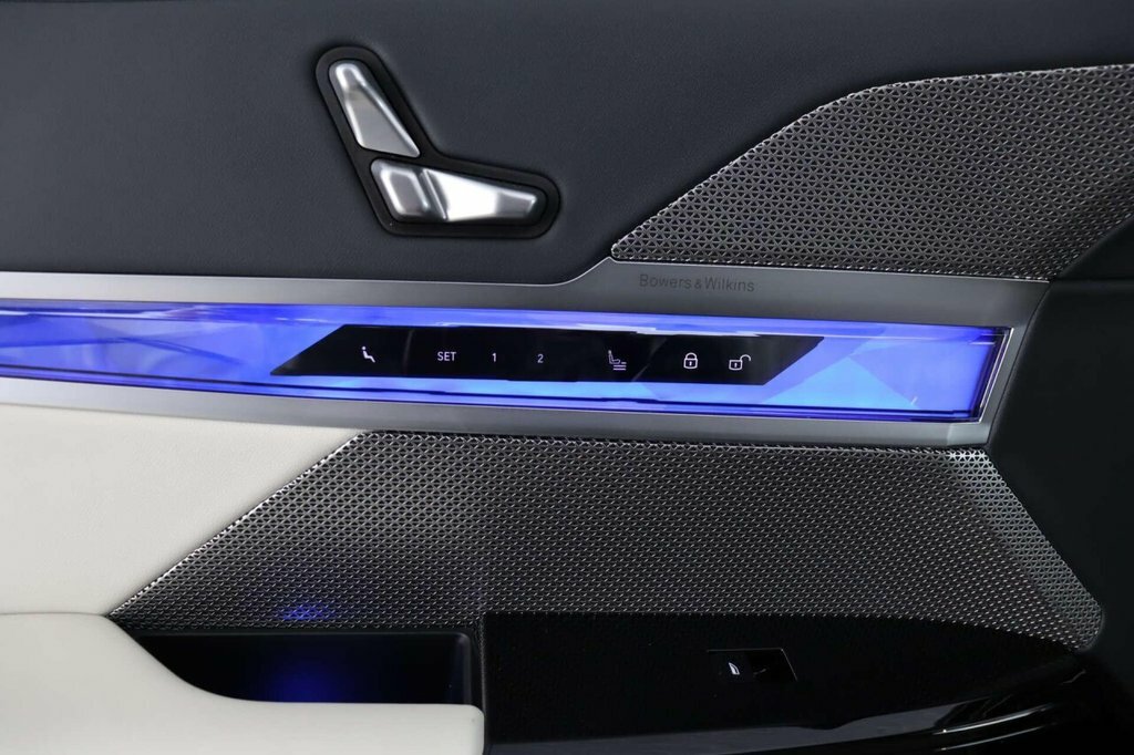 BMW i7 Saloon Black #30