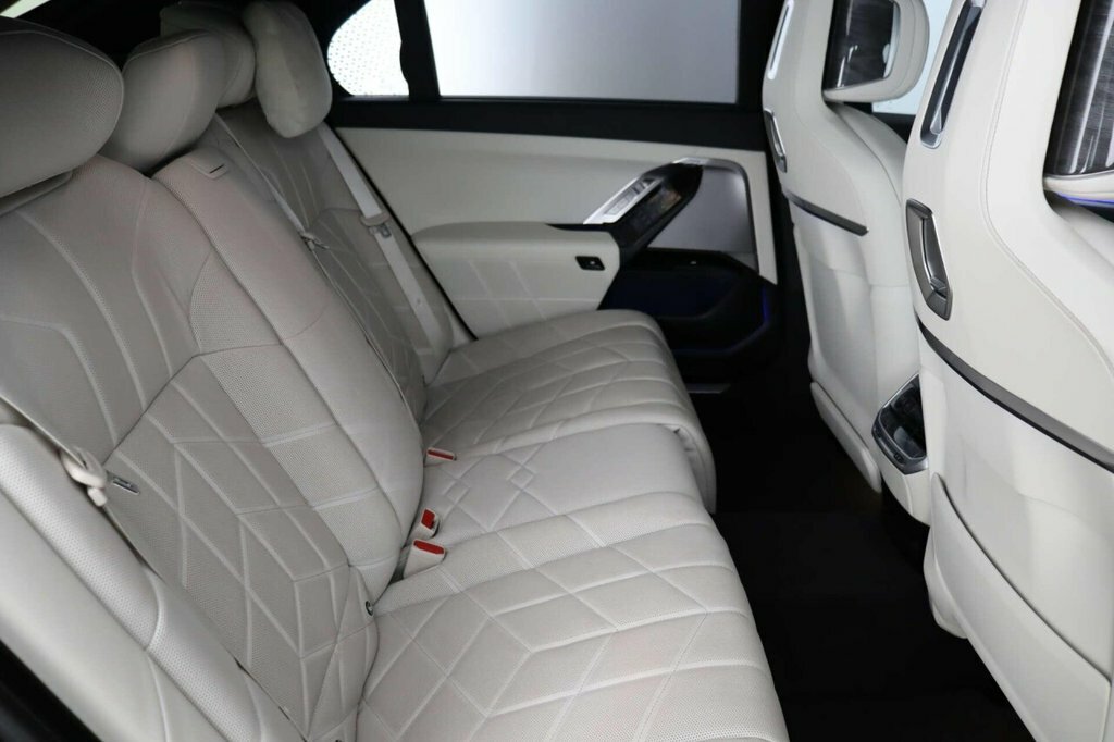 BMW i7 Saloon Black #12