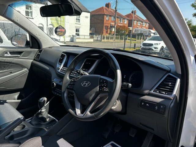 Hyundai Tucson 1.7 Crdi Blue Drive Se Nav Suv E SD17FRK White #6