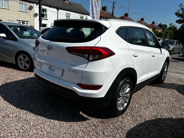 Hyundai Tucson 1.7 Crdi Blue Drive Se Nav Suv E SD17FRK White #2