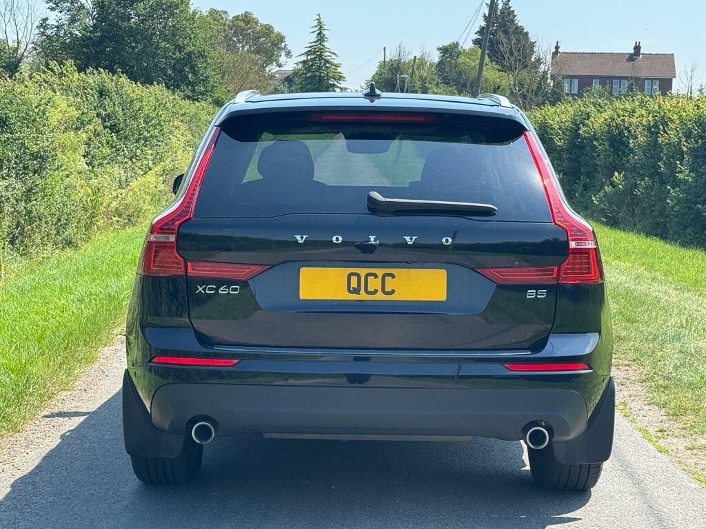 Volvo XC60 Momentum Black #5