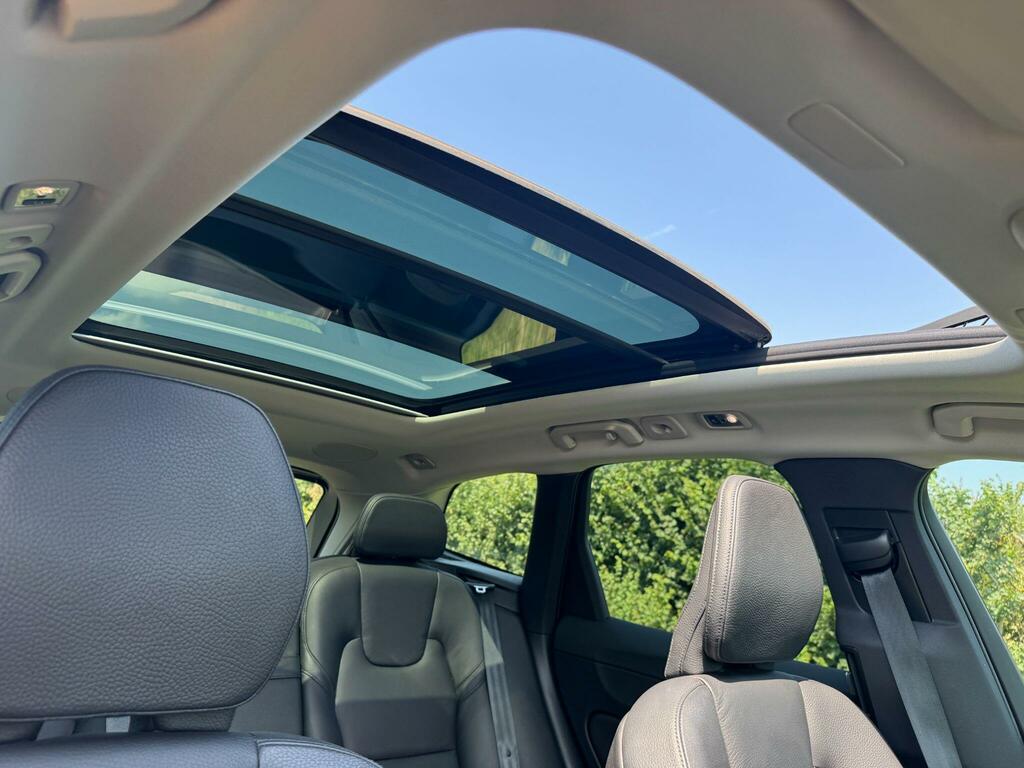 Volvo XC60 Momentum Black #6