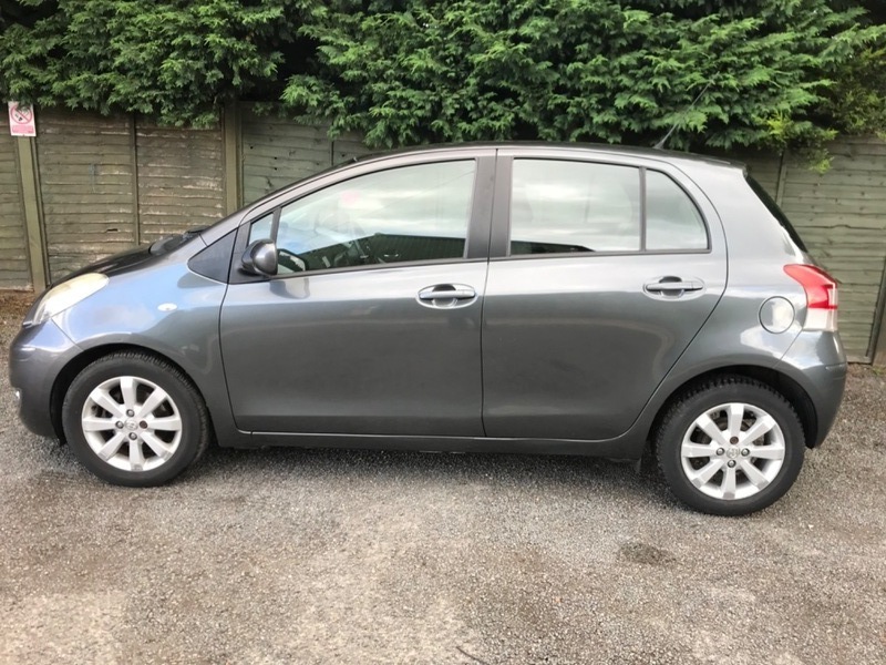 Toyota Yaris Vvt-i T Spirit Grey #2