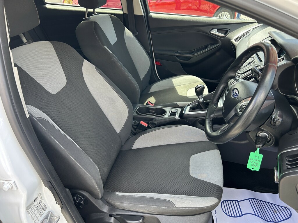 Ford Focus Hatchback 1.6 Tdci Zetec 2014 BU14UHX White #5
