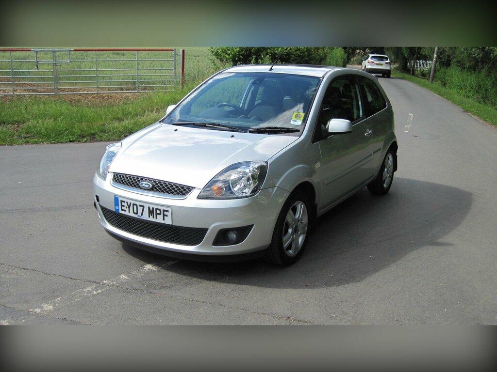 Ford Fiesta Hatchback Black #4