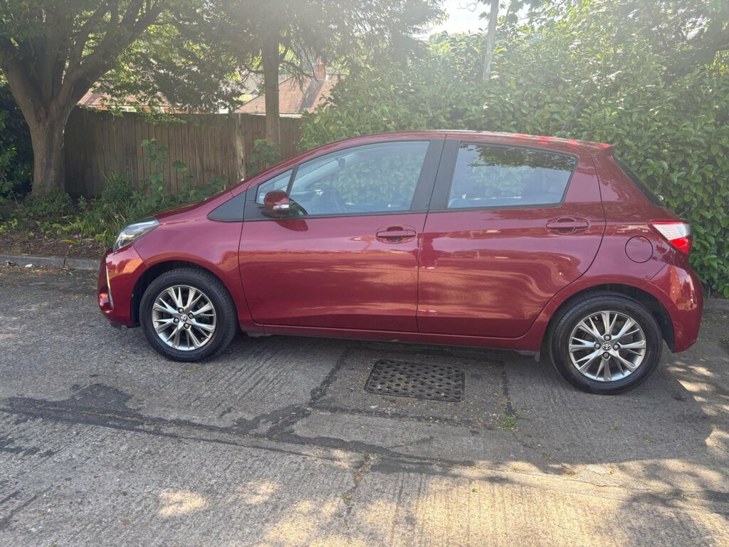 Toyota Yaris 1.5 Vvt-i Icon Tech Euro 6 DV67NBE Red #2