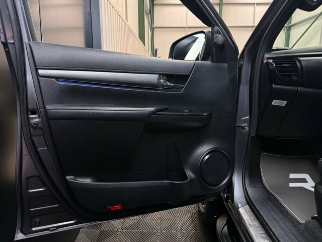 Toyota HILUX D-4d Active Extra Pickup White #61