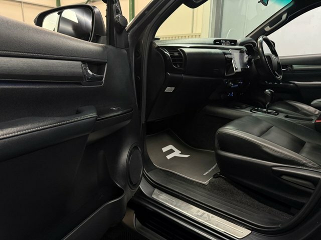 Toyota HILUX D-4d Active Extra Pickup White #62