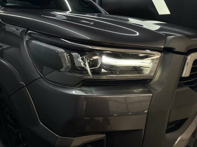 Toyota HILUX D-4d Active Extra Pickup White #19