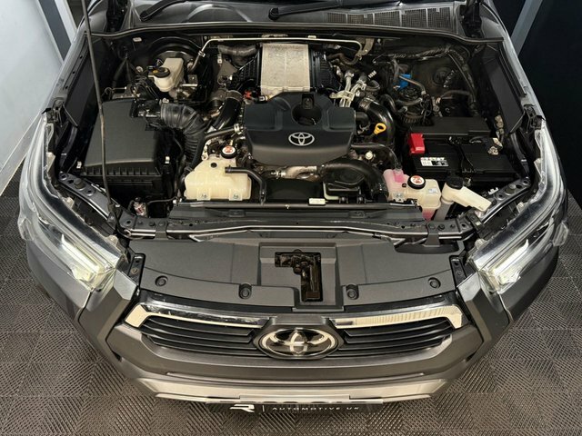 Toyota HILUX D-4d Active Extra Pickup White #53