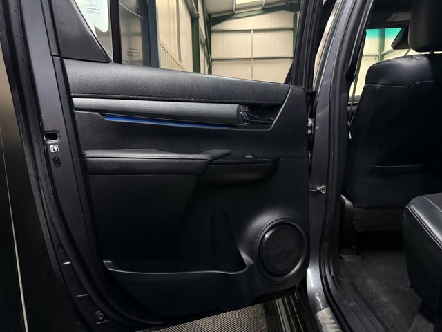 Toyota HILUX D-4d Active Extra Pickup White #60