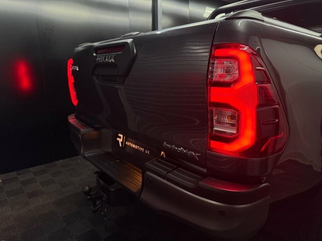 Toyota HILUX D-4d Active Extra Pickup White #14