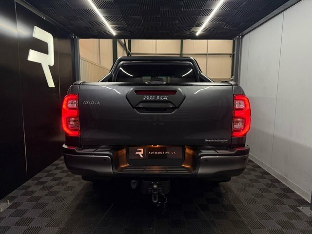 Toyota HILUX D-4d Active Extra Pickup White #8