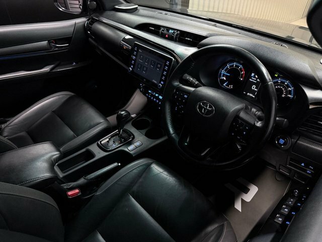 Toyota HILUX D-4d Active Extra Pickup White #42