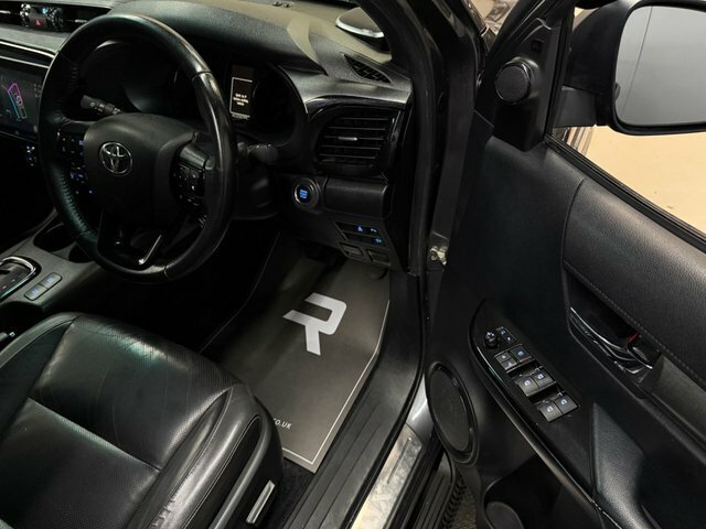 Toyota HILUX D-4d Active Extra Pickup White #56