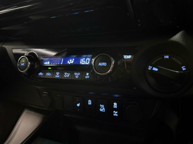 Toyota HILUX D-4d Active Extra Pickup White #34