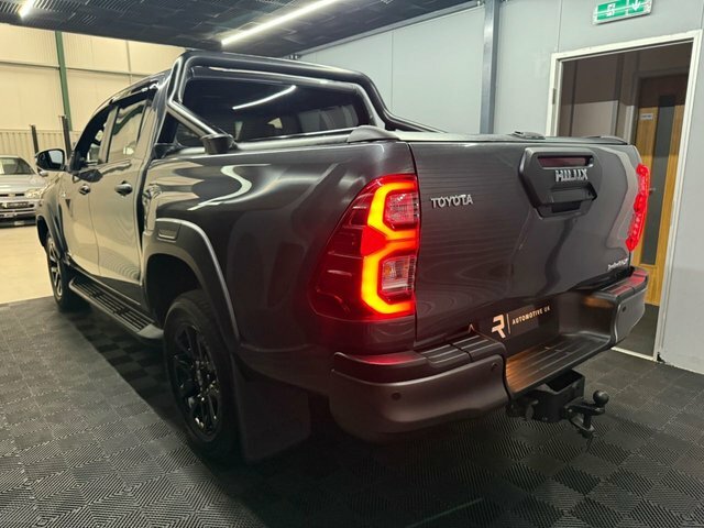 Toyota HILUX D-4d Active Extra Pickup White #9